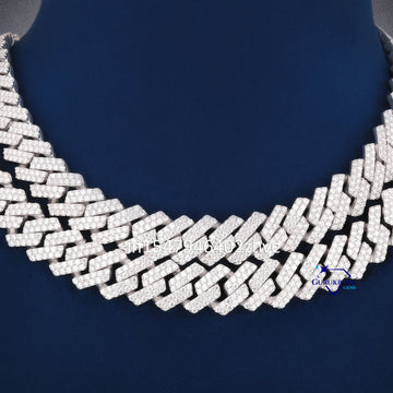 Customized cuban chain pendant in moissanite