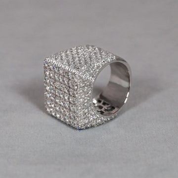 Explore our latest 14 kt white gold lab-made diamond, flaunting impeccable VVS clarity for men Gurukrupa-Gems
