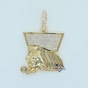 This pendant made with yellow gold and personalized lab-grown diamonds is uniquely charming and stylish