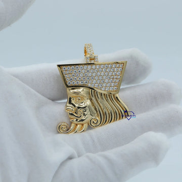 This pendant made with yellow gold and personalized lab-grown diamonds is uniquely charming and stylish