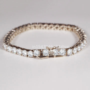 Elegantly crafted 14kt gold lab grown diamond bracelet designed for women with VVS clarity